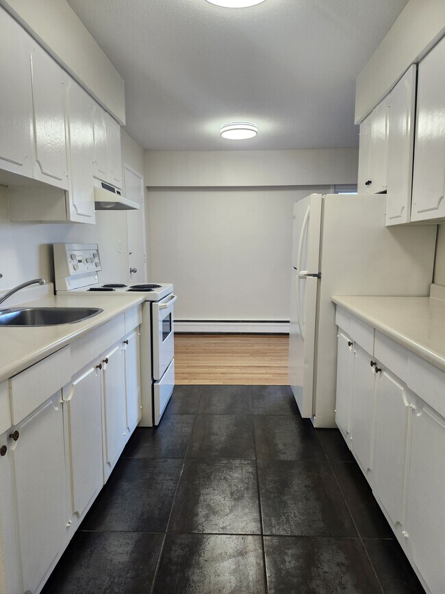 Building Photo - 1653 Oak Bay Ave Unit 201