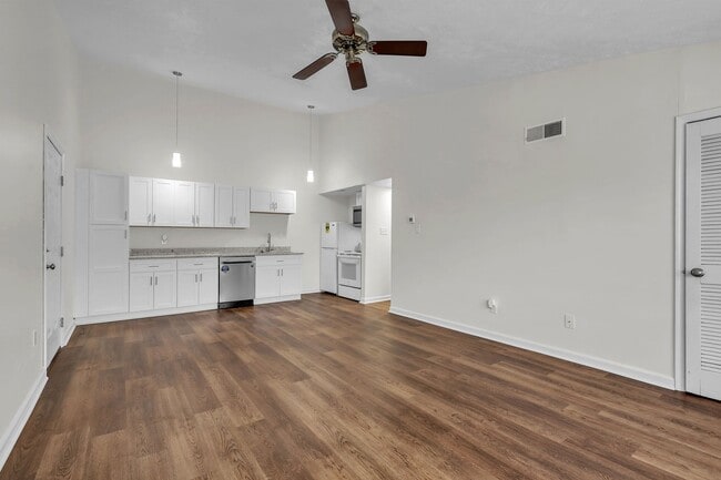 Photo - Almost New & Ready for you! Lovely 1 Bedroom/1 Bath Condo Unit 3