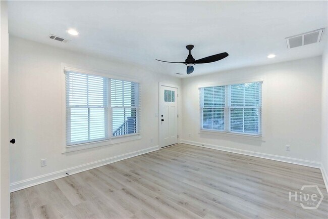 Photo - 226 W 39th St