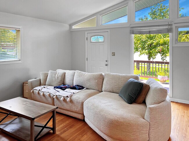 Photo - 5639 Main St