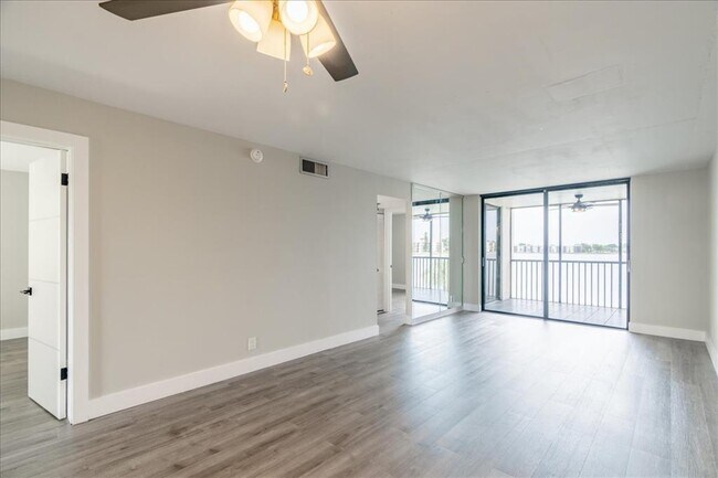 Photo - 113 Lake Emerald Dr Unit 201