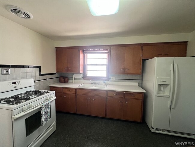 Photo - 480 W Hazeltine Ave