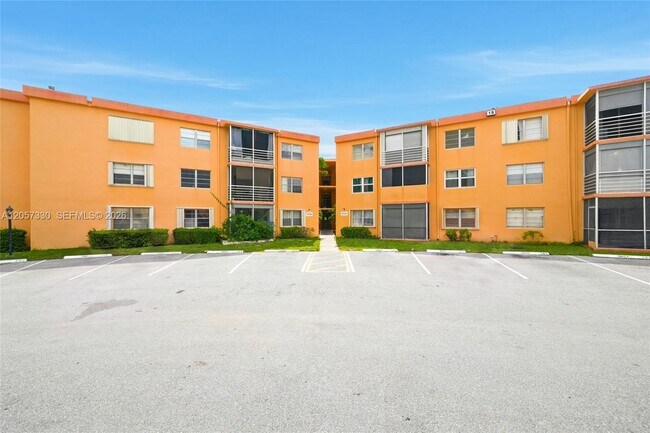 Building Photo - 4384 NW 9th Ave Unit 19-1D