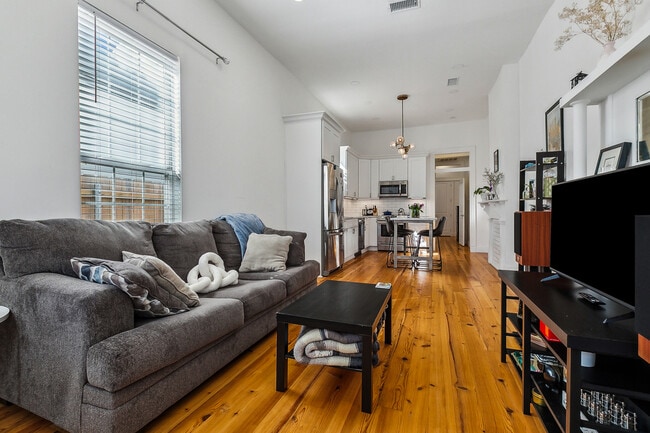 Building Photo - 2606 Valence St Unit 2604 Valence St.