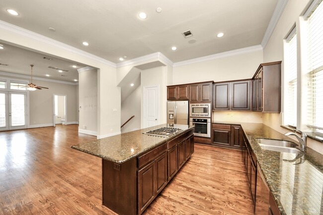 Photo - 210 E 28th St