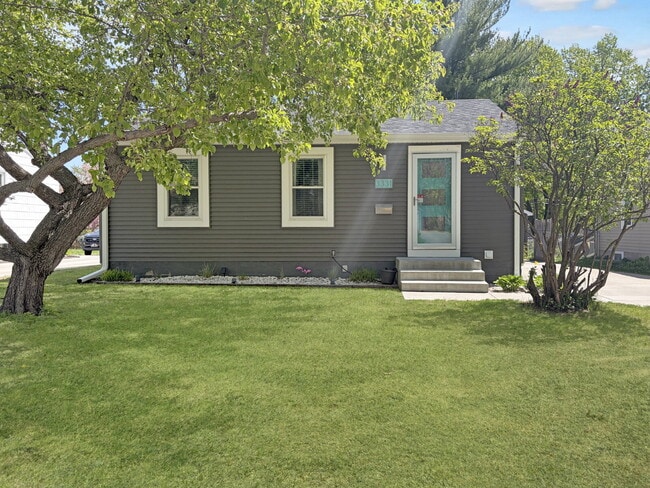Building Photo - Gorgeous 3-Bed/2 Bath in the Heart of Saint Louis Park - Dogs Welcome!