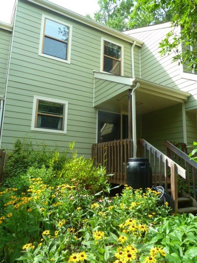 Building Photo - Lovely, updated 2br in Weatherhill. Great location & Carrboro charm!