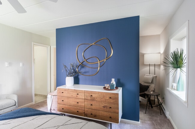 Den Wall in Bedroom