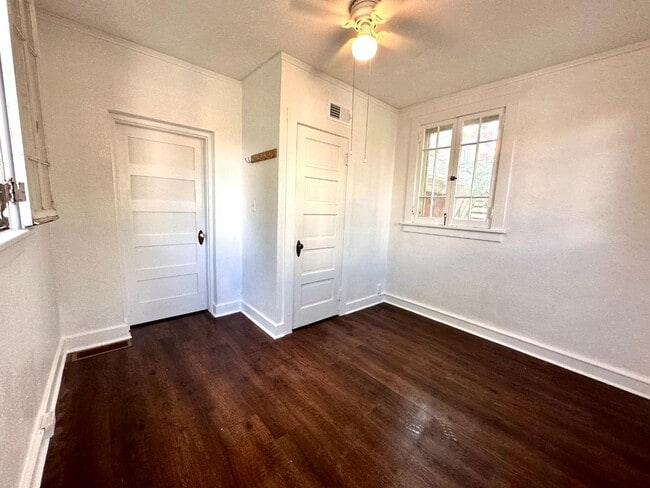 Photo - 832 Emerson St