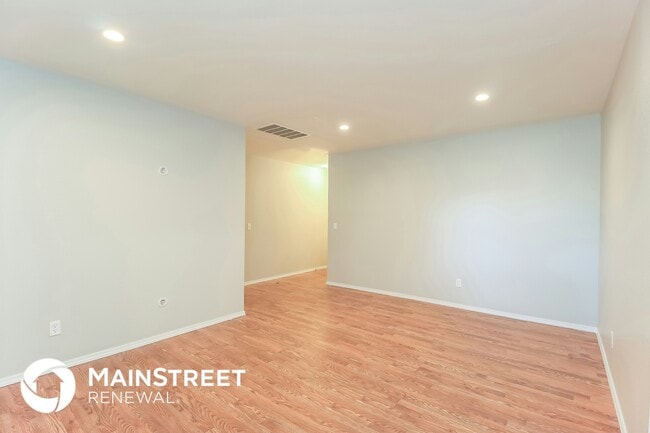 Photo - 1111 E Willow Pl