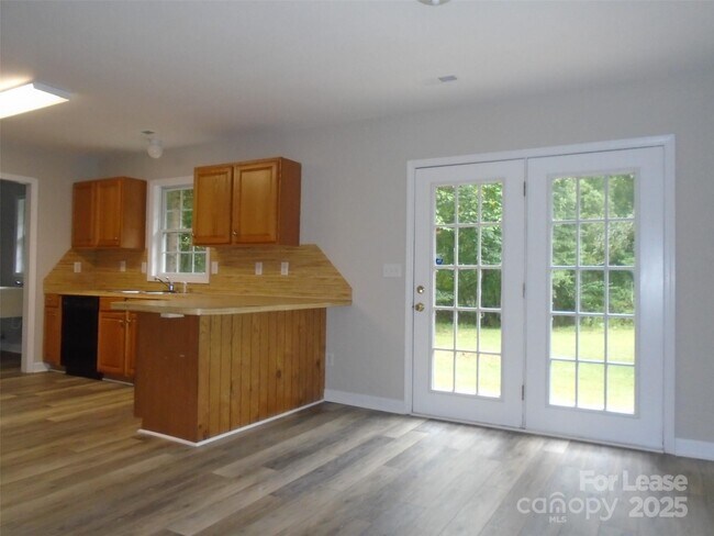 Photo - 2025 Hart Rd