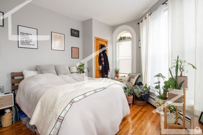 Building Photo - Gorgeous Newton apartment! Lots of sunligh...
