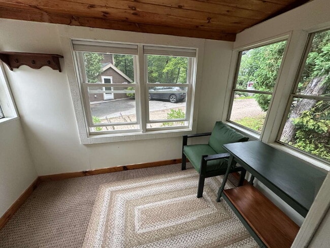 Charming Barrington Cottage Retreat: Fully Equipped 1BR Living with Private Yard Space!