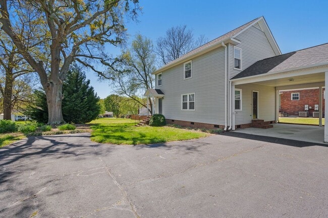 Building Photo - Located in the Center of Downtown Greer, 3 BR, 2 BA Townhome
