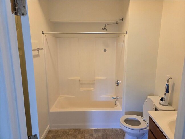 Photo - 567 S County Trail Unidad 321