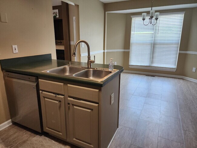Station Camp Schools zoning! 3 bed with bonus room! Pet friendly!