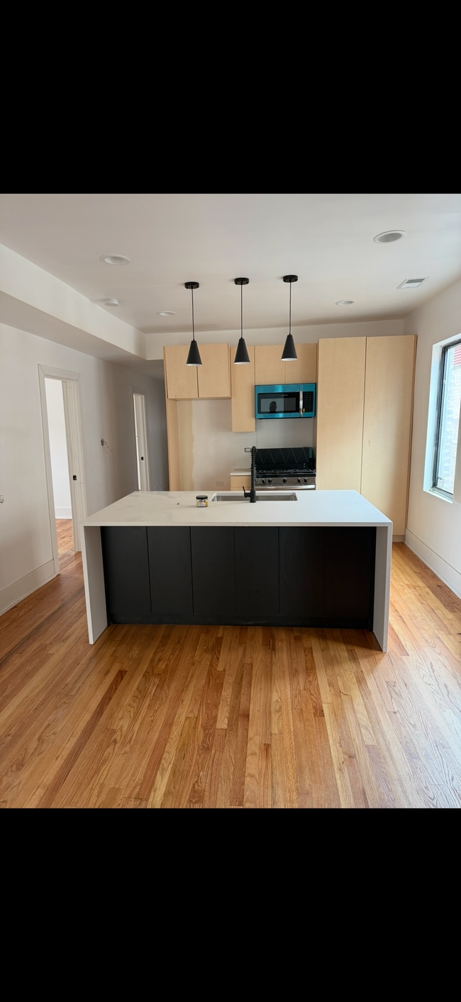 Building Photo - 6336 S Eberhart Ave Unit Woodlawn Beauty Rental