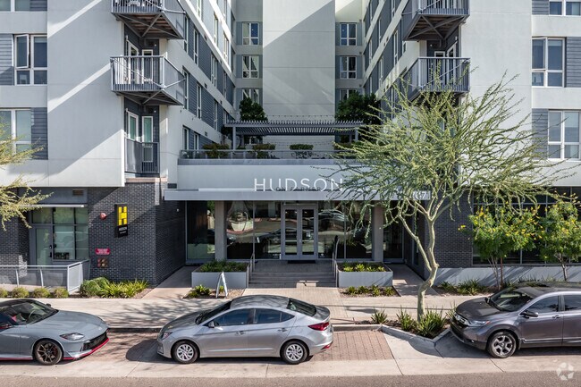 Entrada - Hudson on Farmer