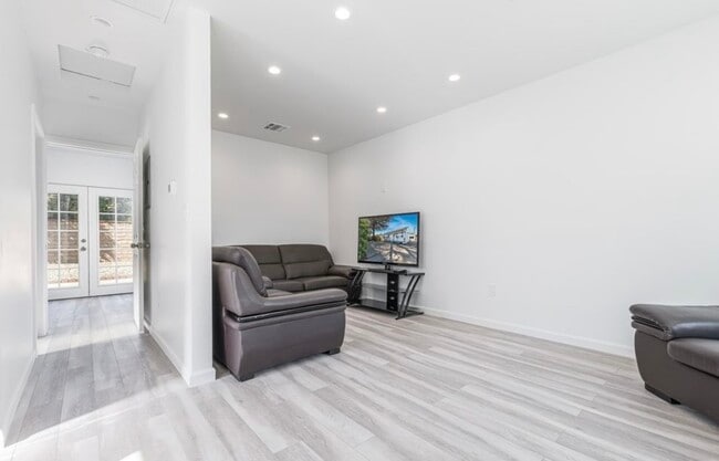 Building Photo - 6511 Clybourn Ave Unit 6513