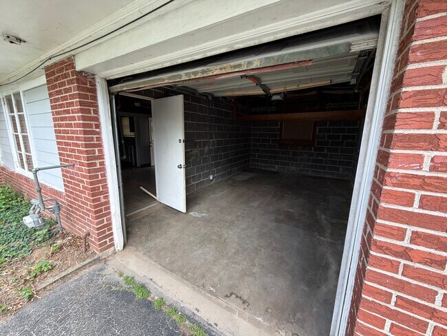 Photo - 10000 Knollcrest Ct