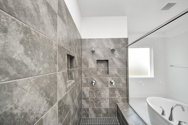 Building Photo - 10235 Forest Lake Dr