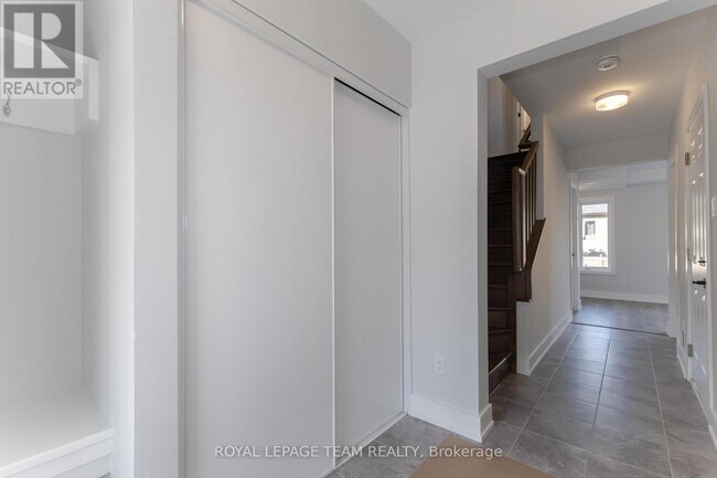 Photo - 748 Kinstead Private