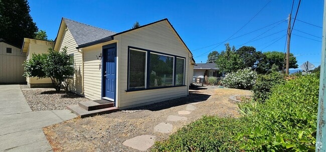 Building Photo - Minutes to Downtown Grants Pass Rental