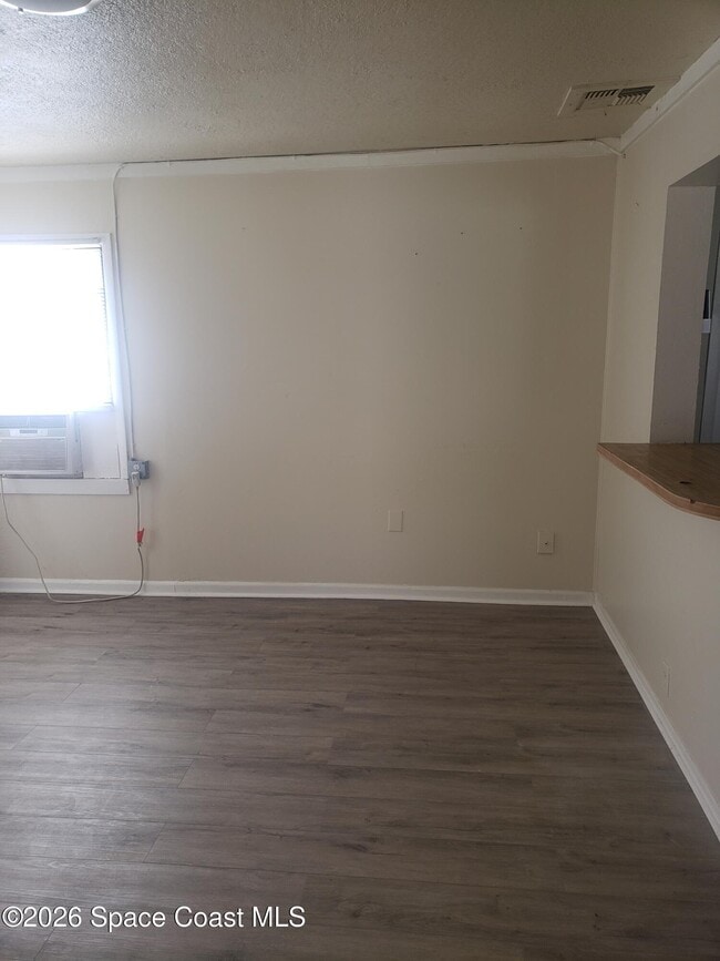 Photo - 2114 Henry St NE Unit B