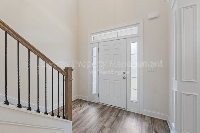 Photo - 585 Hampton Dr