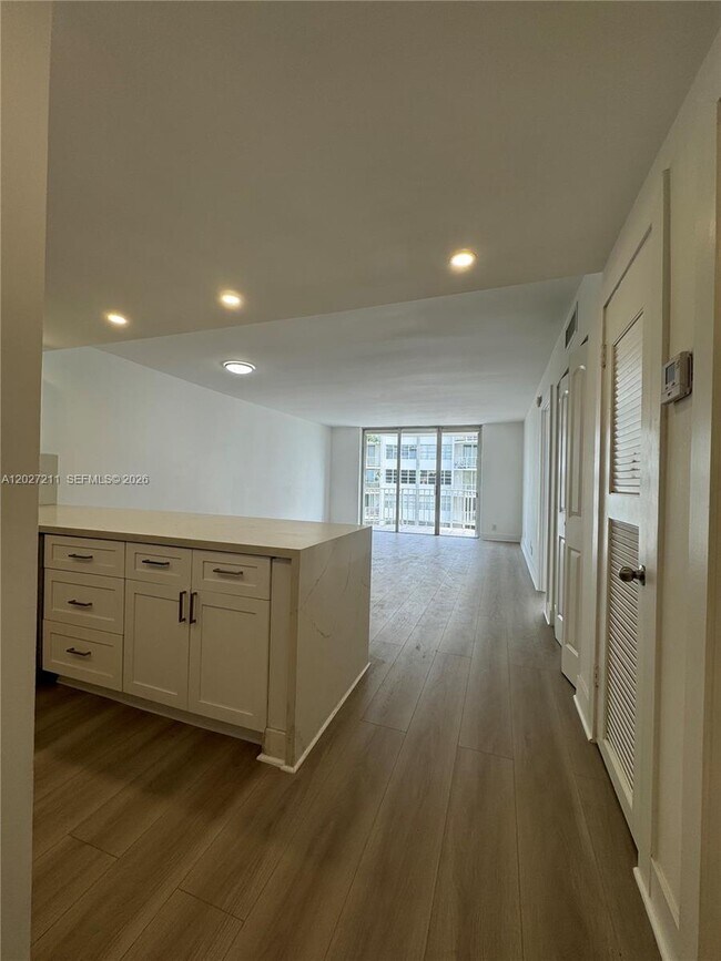 Building Photo - 16710 NE 9th Ave Unit 409