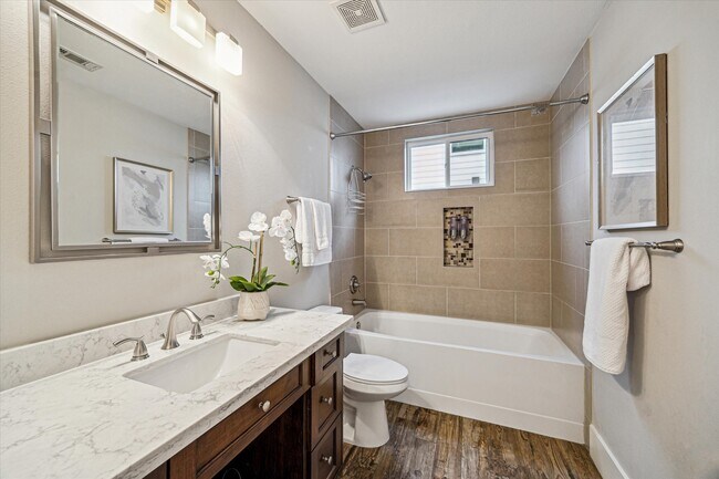 Photo - 1111 Adele St