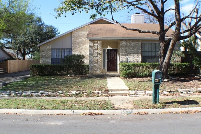 Building Photo - Gorgeous garden style home in San Antonio. Realtor Commission: $300