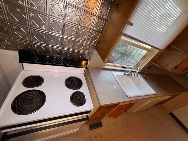 Photo - Cute 3 bedroom with basement and Detached ...