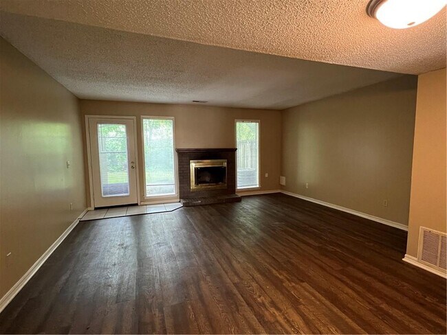 Photo - 2043 E Oaks Dr