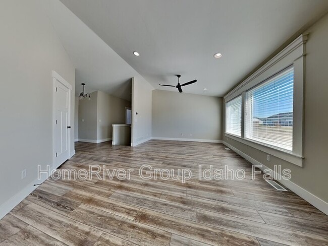 Building Photo - 3924 Ventura Ave Rental