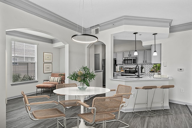 1x1 877 sqft A4U - Dining