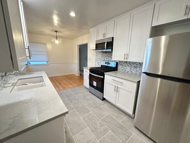 Building Photo - 306 N Screenland Dr Unit 306 1 half Rental