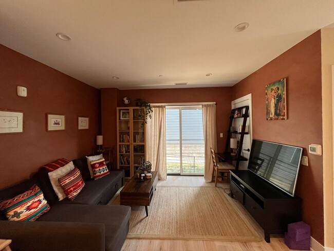 Photo - 1016 17th Pl NE Unidad 102 Rental