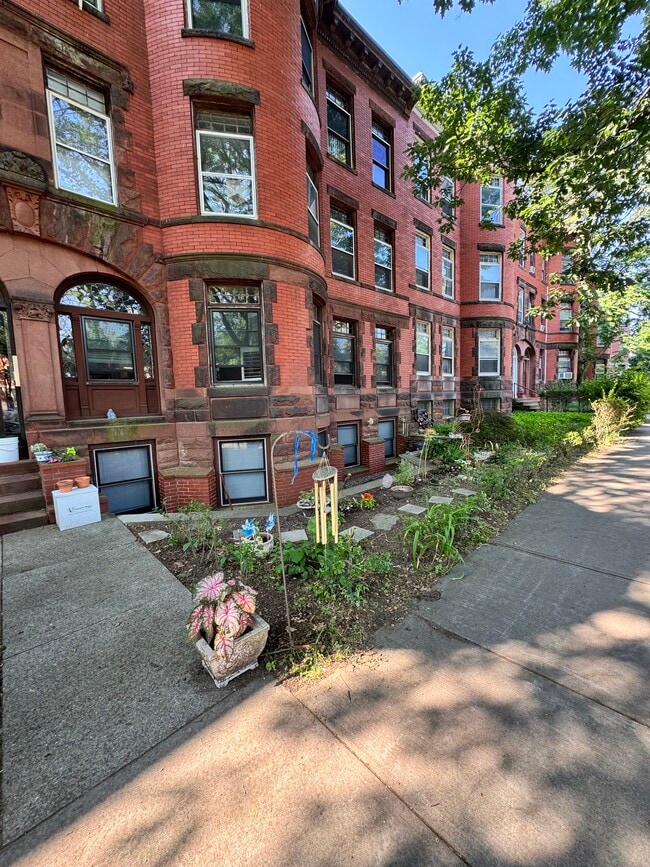 Building Photo - 1901 Beacon St Unit 2 Rental