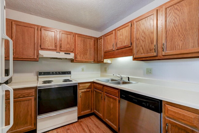 Photo - Knoxville 37919 - 3 bedroom, 2 bath home with a bright sunroom - Contact Ray Gaudet RAYGAUDET@OUT...