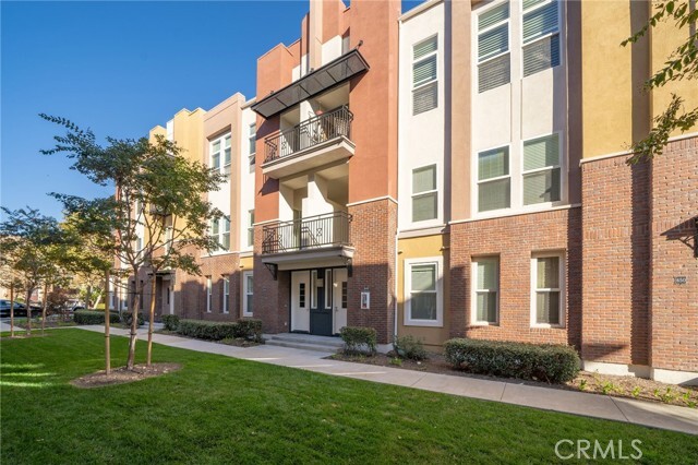 Photo - 648 W 1st St