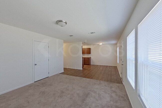 Photo - 924 Sanford Ln