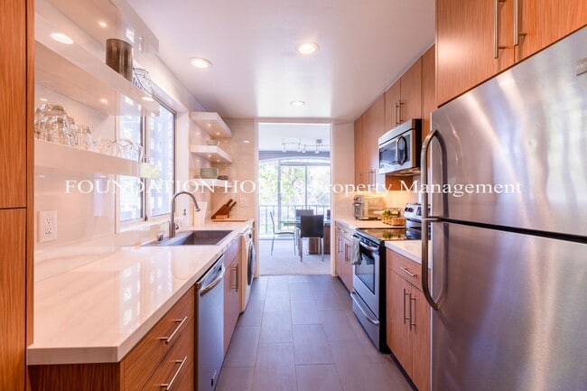 Photo - 2BR/2BA Waterfront Corner Condo!  No Octob...