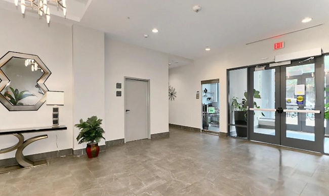 Photo - 2000 Clarendon Blvd Unidad 302