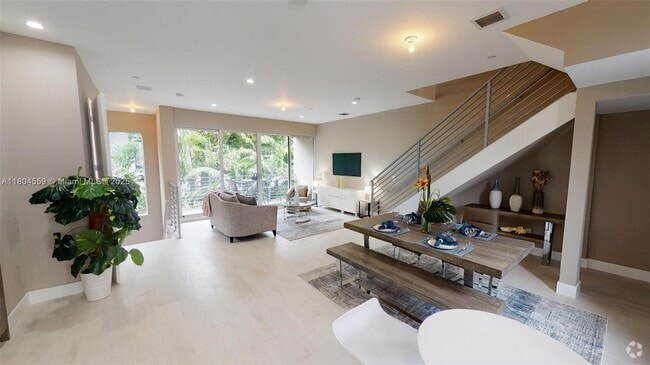 Building Photo - 614 NE 12th Ave Rental
