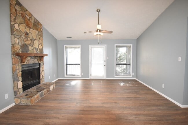 Building Photo - Coming Soon! 2 Bedroom and 2 Bath Condo (No Pets)