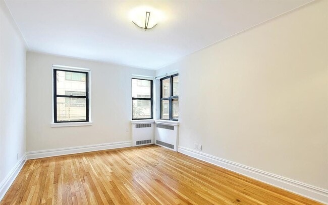 Building Photo - 10 Park Ave Unit 22s