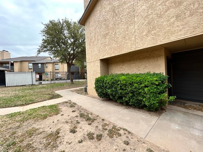 Building Photo - 8601 Memphis Dr Unit A8