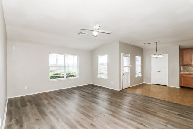 Photo - 214 Kestrel Ln