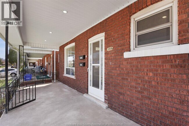 Photo - 1069 Marentette Ave